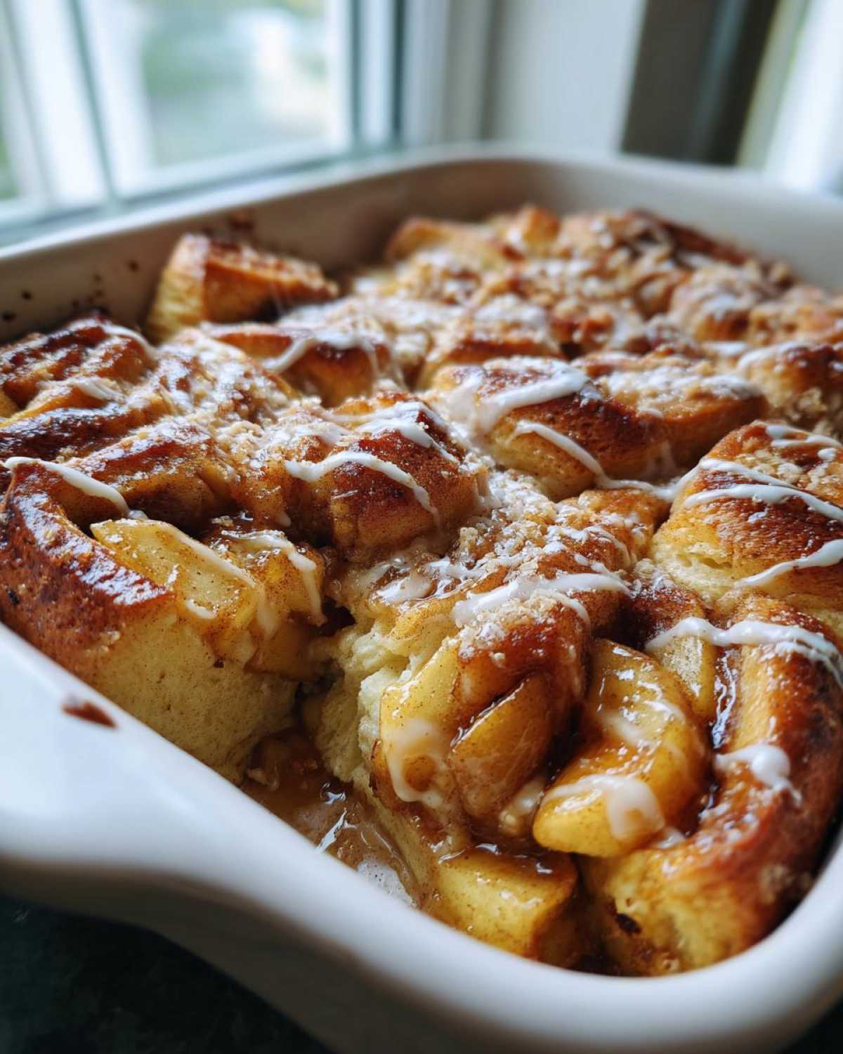 Cinnamon Roll Apple Bake (Pull-Apart Dessert) - detail 1