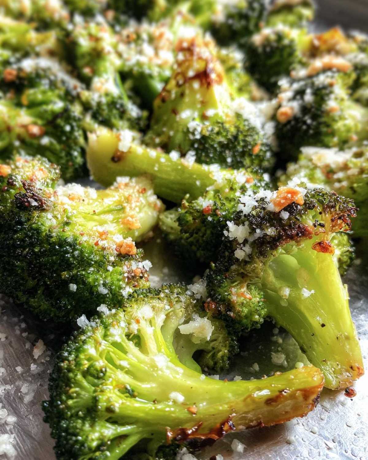 Garlic Parmesan Roasted Broccoli (10 Min) - detail 2